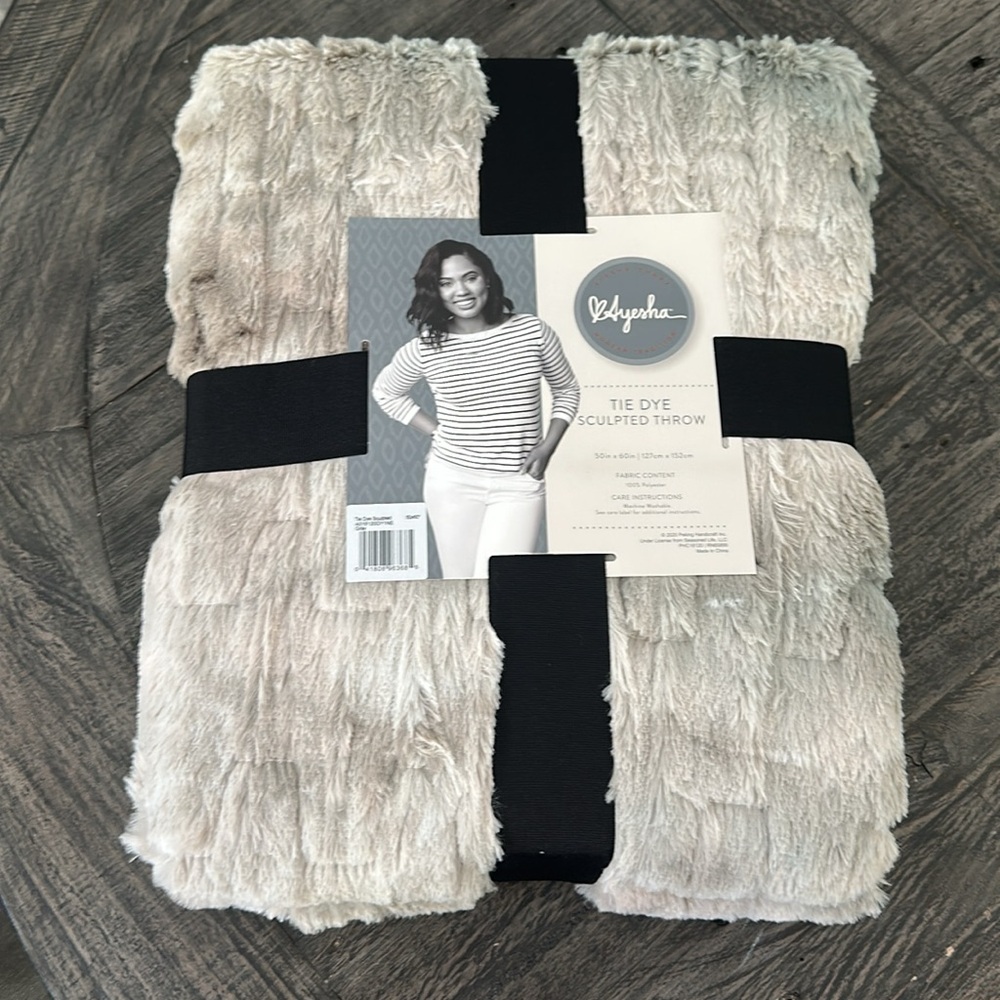 NWT Ayesha Curry Tie Dye Sculpted Throw Blanket. Super soft!!